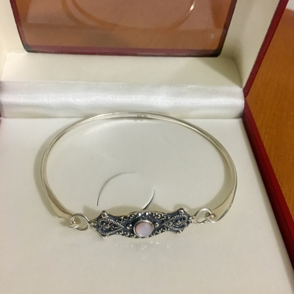 Stunning sterling silver latch bangle bracelet